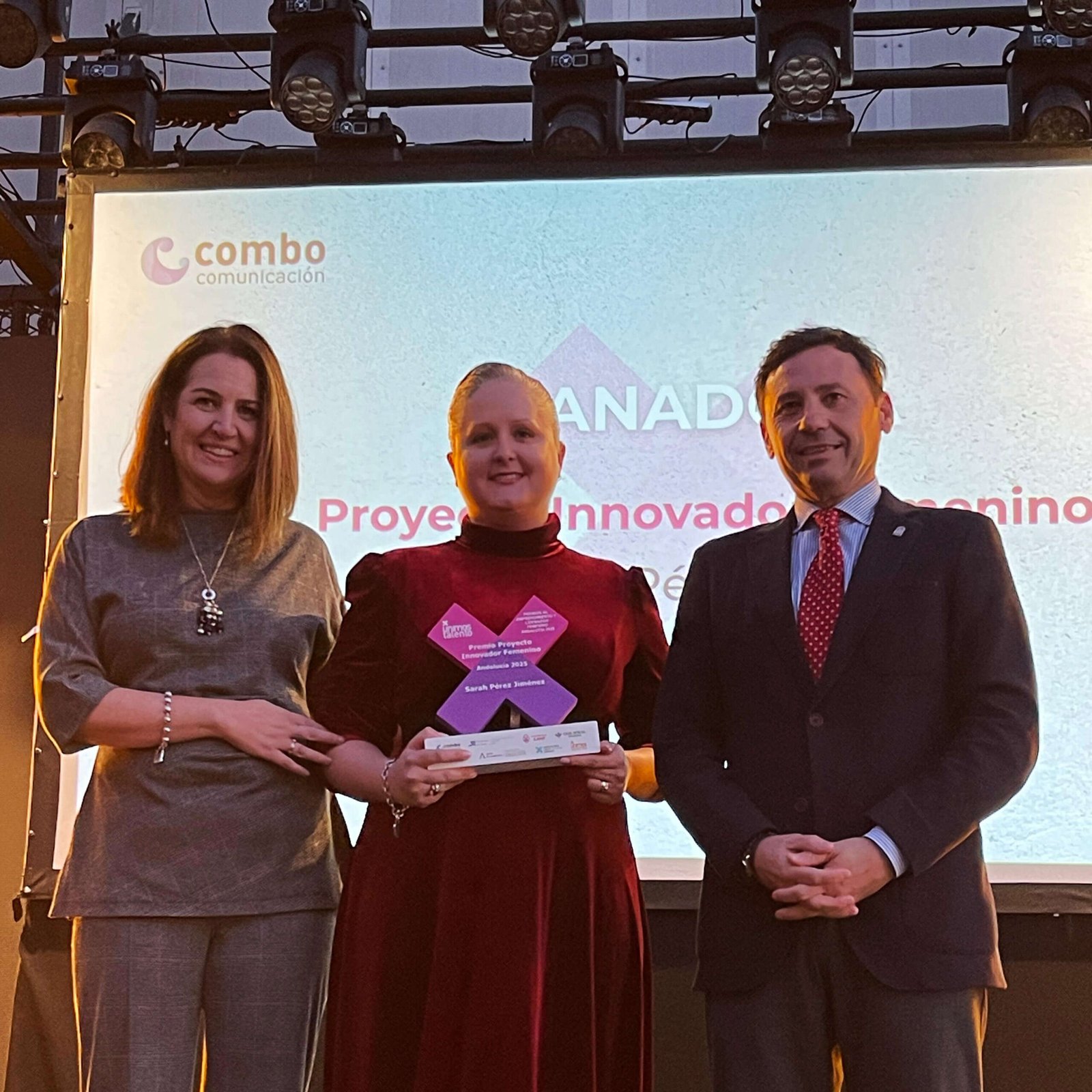 Sarah Pérez Jiménez recogiendo el Premio al Proyecto Innovador Andalucía 2025